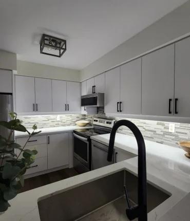 Clean & Contemporary Kitchen 01